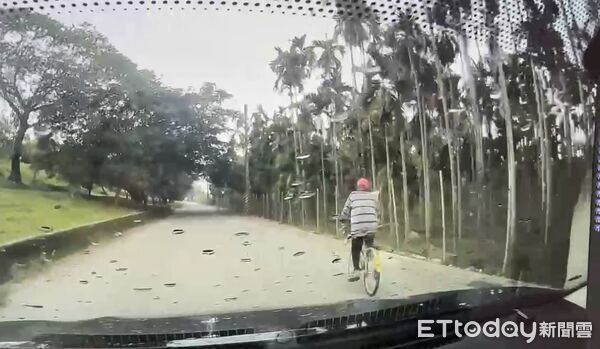 ▲里港警分局員警幫家屬找到郭男。（圖／記者陳崑福翻攝）