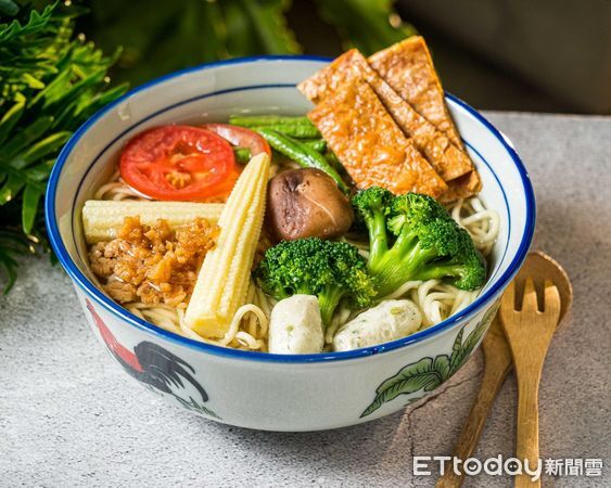 ▲南洋蔬食料理「熱浪小島」泰泰冬蔭麵、清檸鮮香麵。（圖／熱浪小島提供）