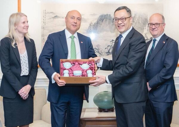 ▲▼外交部政務次長陳明祺（右二）致贈英國保守黨影子商貿大臣葛里菲斯（Andrew Griffith）下議員（左二）特製茶具禮盒。（圖／外交部提供）