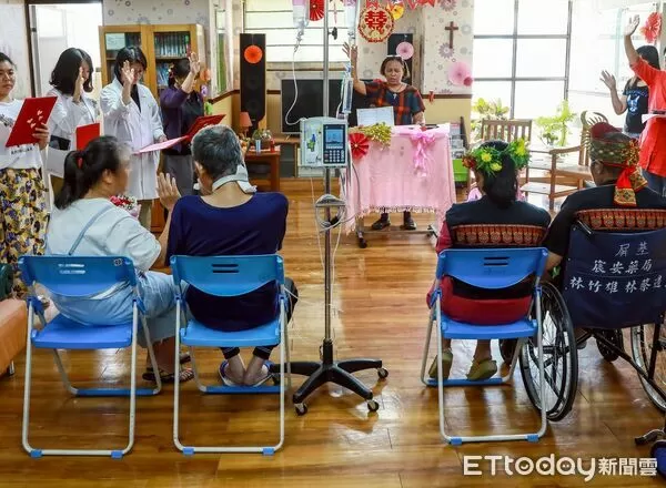 ▲兩位末期病人在牧師祝福下舉行結婚禮拜。（圖／屏基提供）