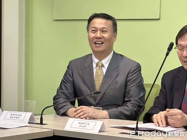 ▲▼民進黨立委李坤城、鍾佳濱召開「偏鄉災後無人機送藥常態化 民眾用藥不中斷 」記者會，衛生福利部次長莊人祥、資訊處處長李建璋、交通部民航局副局長林俊良出席。（圖／記者詹詠淇攝）