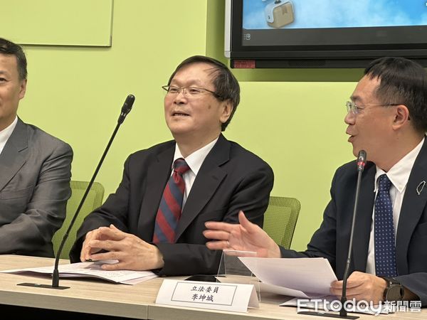 ▲▼民進黨立委李坤城、鍾佳濱召開「偏鄉災後無人機送藥常態化 民眾用藥不中斷 」記者會，衛生福利部次長莊人祥、資訊處處長李建璋、交通部民航局副局長林俊良出席。（圖／記者詹詠淇攝）