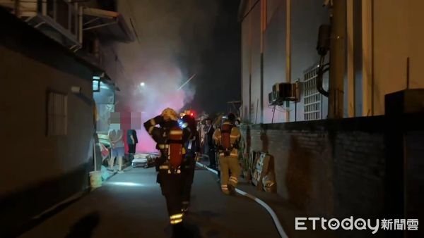 ▲嘉義縣六腳鄉清晨火警，警消救出2女1男，其中84歲翁無生命跡象。（圖／記者翁伊森翻攝，下同）