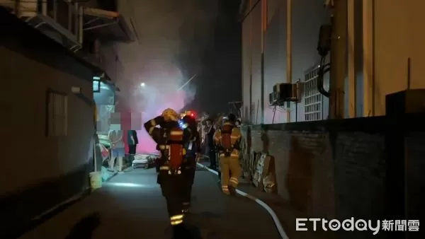 ▲嘉義縣六腳鄉清晨火警，警消救出2女1男，其中84歲翁無生命跡象。（圖／記者翁伊森翻攝，下同）