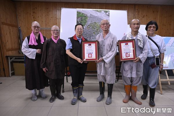 ▲華藏淨宗弘化基金會與中華華藏淨宗學會，共計1千萬元至「花蓮縣重大災害民間賑災捐款專戶」。（圖／花蓮縣政府提供，下同）