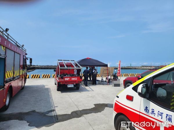 ▲▼高雄市彌陀區北側海域昨（1）日晚間傳出不幸消息，一名日前失聯的22歲男子，被釣客發現陳屍在海堤外。（圖／記者吳世龍翻攝）