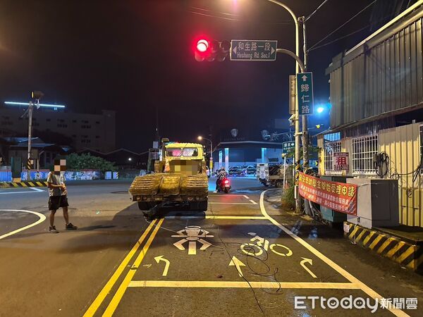 ▲施男涉嫌偷走拖扳車沿路肇事。（圖／記者陳崑福翻攝）