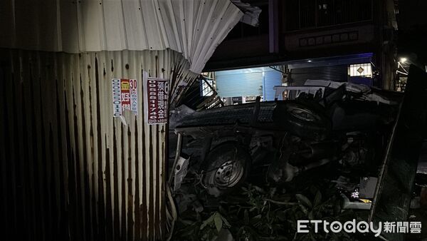 ▲施男涉嫌偷走拖扳車沿路肇事。（圖／記者陳崑福翻攝）