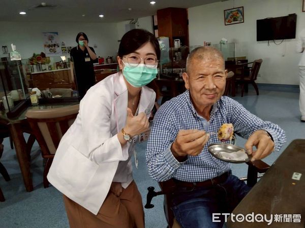 ▲埔榮在中秋節前夕指導長輩們DIY健康薯薯起司球。（圖／台中榮總埔里分院提供）