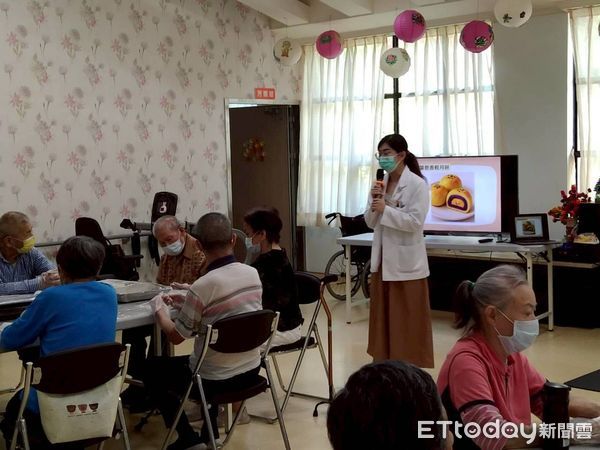 ▲埔榮在中秋節前夕指導長輩們DIY健康薯薯起司球。（圖／台中榮總埔里分院提供）