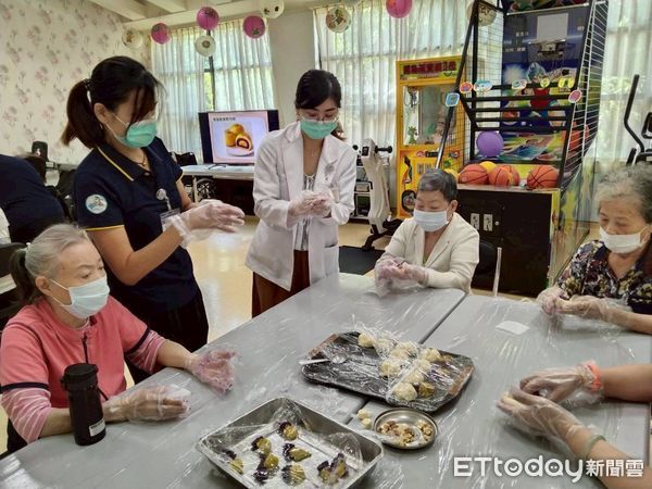 ▲埔榮在中秋節前夕指導長輩們DIY「健康薯薯起司球」。（圖／台中榮總埔里分院提供，下同）