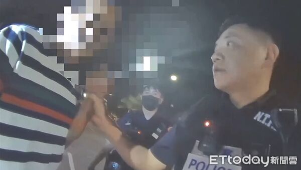 ▲邱男擦撞路旁28部汽機車逃逸，遭攔獲並搜出喪屍煙彈。（圖／記者陸運陞翻攝）