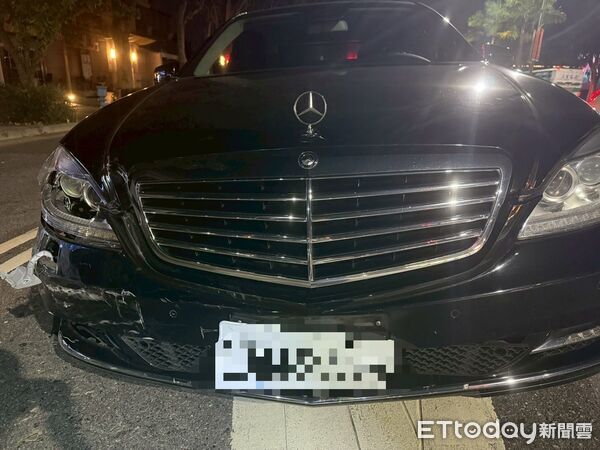 ▲邱男擦撞路旁28部汽機車逃逸，遭攔獲並搜出喪屍煙彈。（圖／記者陸運陞翻攝）