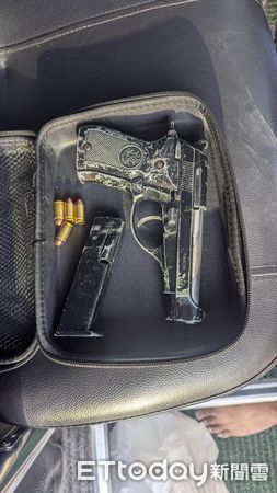 ▲▼警方在一名遊覽車司機座位下搜出改造手槍。（圖／警方提供，下同）