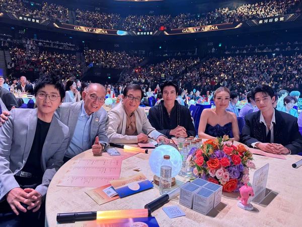 ▲▼成龍遭批伸鹹豬手！對容祖兒「拍背摸肩」影片瘋傳。（圖／翻攝自微博）