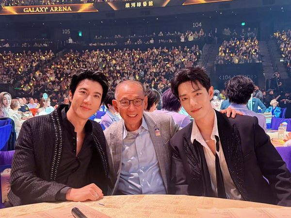 ▲▼成龍遭批伸鹹豬手！對容祖兒「拍背摸肩」影片瘋傳。（圖／翻攝自微博）