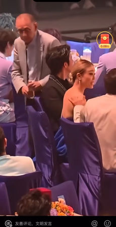 ▲▼成龍遭批伸鹹豬手！對容祖兒「拍背摸肩」影片瘋傳。（圖／翻攝自微博）