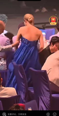 ▲▼成龍遭批伸鹹豬手！對容祖兒「拍背摸肩」影片瘋傳。（圖／翻攝自微博）