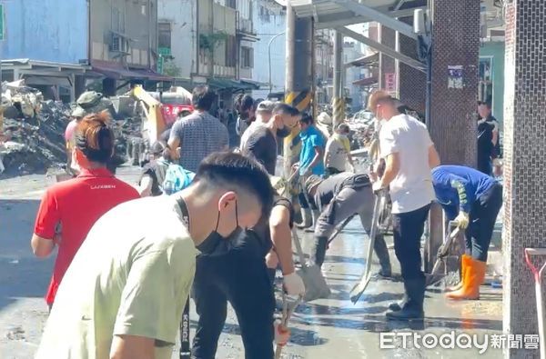 ▲新北國王隊共35人前往災區救災、清淤。（圖／地方中心攝）