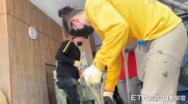 ▲林書豪的弟弟林書緯也一同前往協助清理。（圖／地方中心攝）