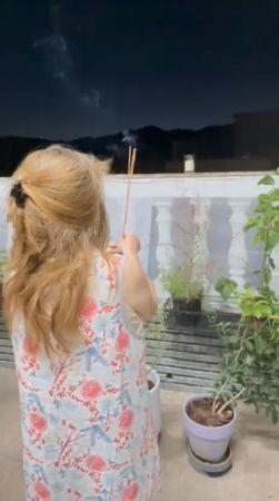 ▲「黃鐙輝丈母娘」萁媽聽到女婿入圍，點香感謝眾神明。（圖／我在娛樂提供）