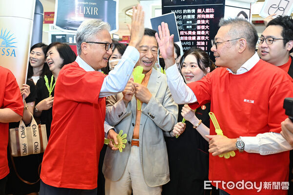 ▲▼新光三越台北南西店周年慶首日，新光三越董事長吳東昇巡視各專櫃為銷售人員打氣。（圖／記者李毓康攝）