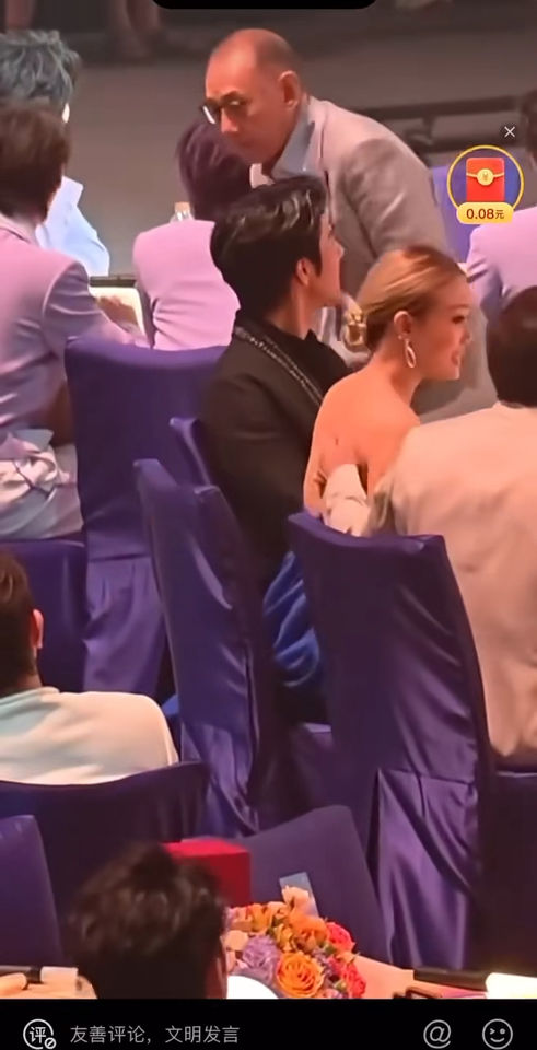 ▲▼成龍遭批伸鹹豬手！對容祖兒「拍背摸肩」影片瘋傳。（圖／翻攝自微博）