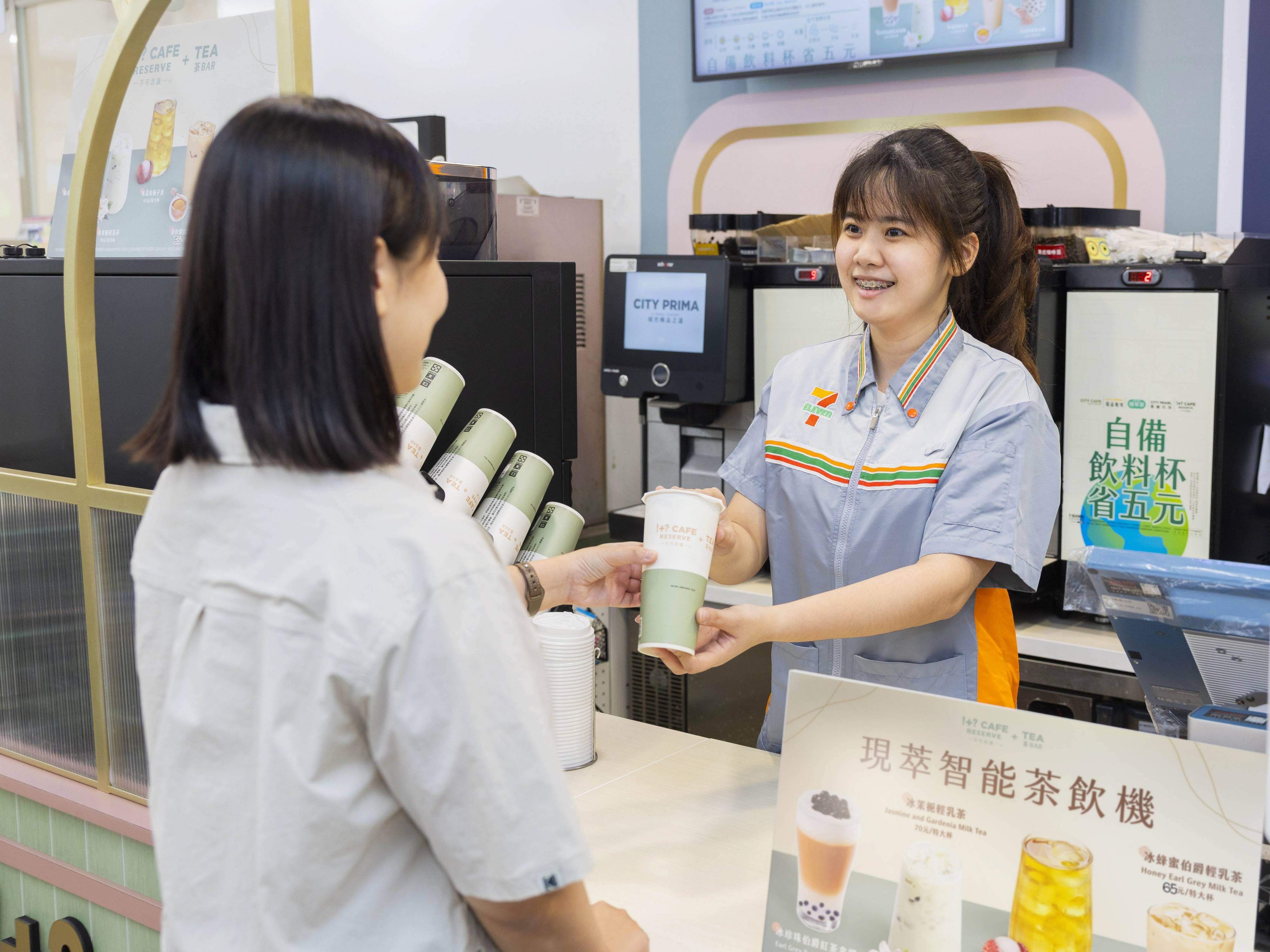 ▲▼7-ELEVEN積極擴展「!+? CAFE RESERVE+TEA 不可思議茶BAR」茶飲品牌，更率先導入「AI智能現萃茶機」。（圖／業者提供）