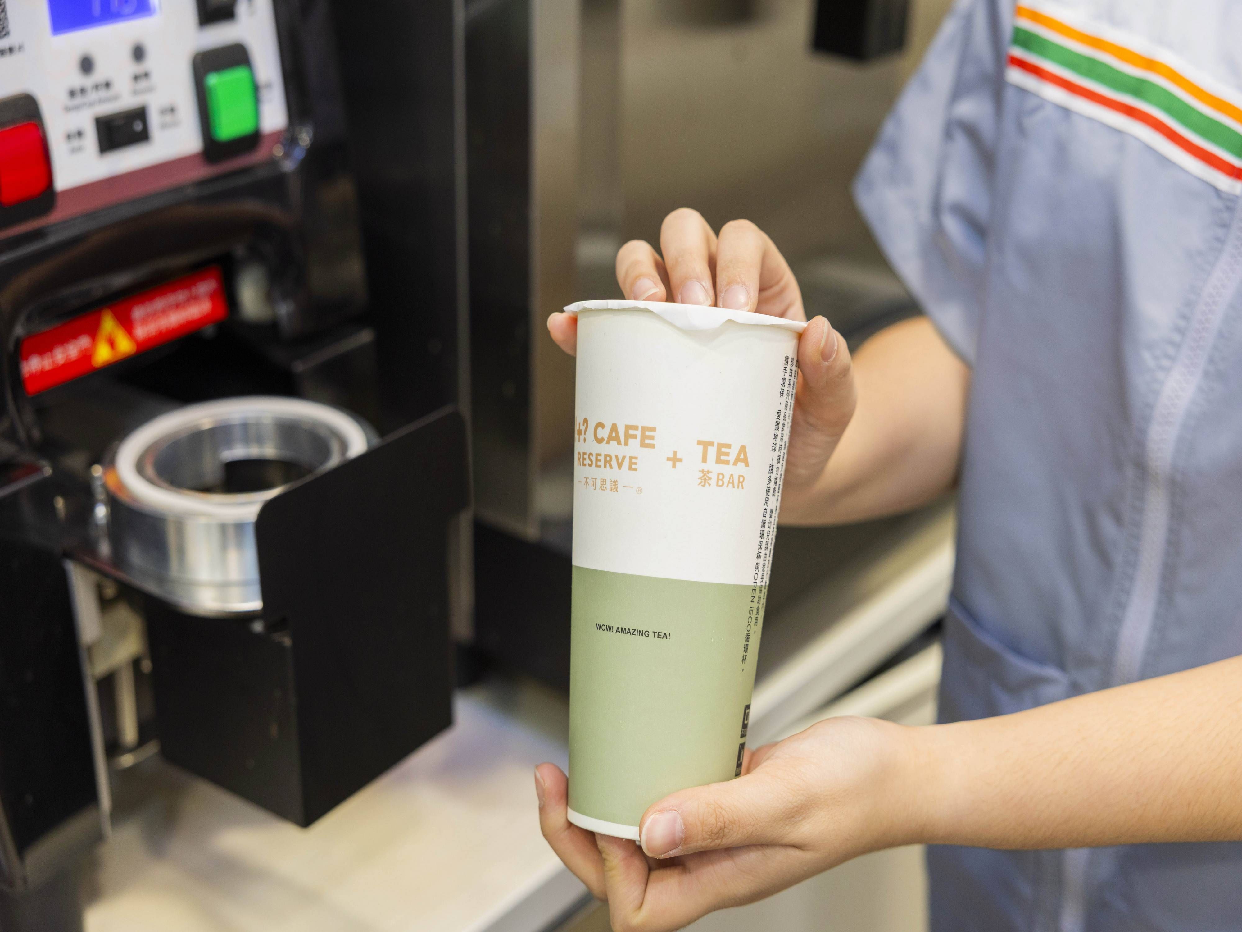 ▲▼7-ELEVEN積極擴展「!+? CAFE RESERVE+TEA 不可思議茶BAR」茶飲品牌，更率先導入「AI智能現萃茶機」。（圖／業者提供）