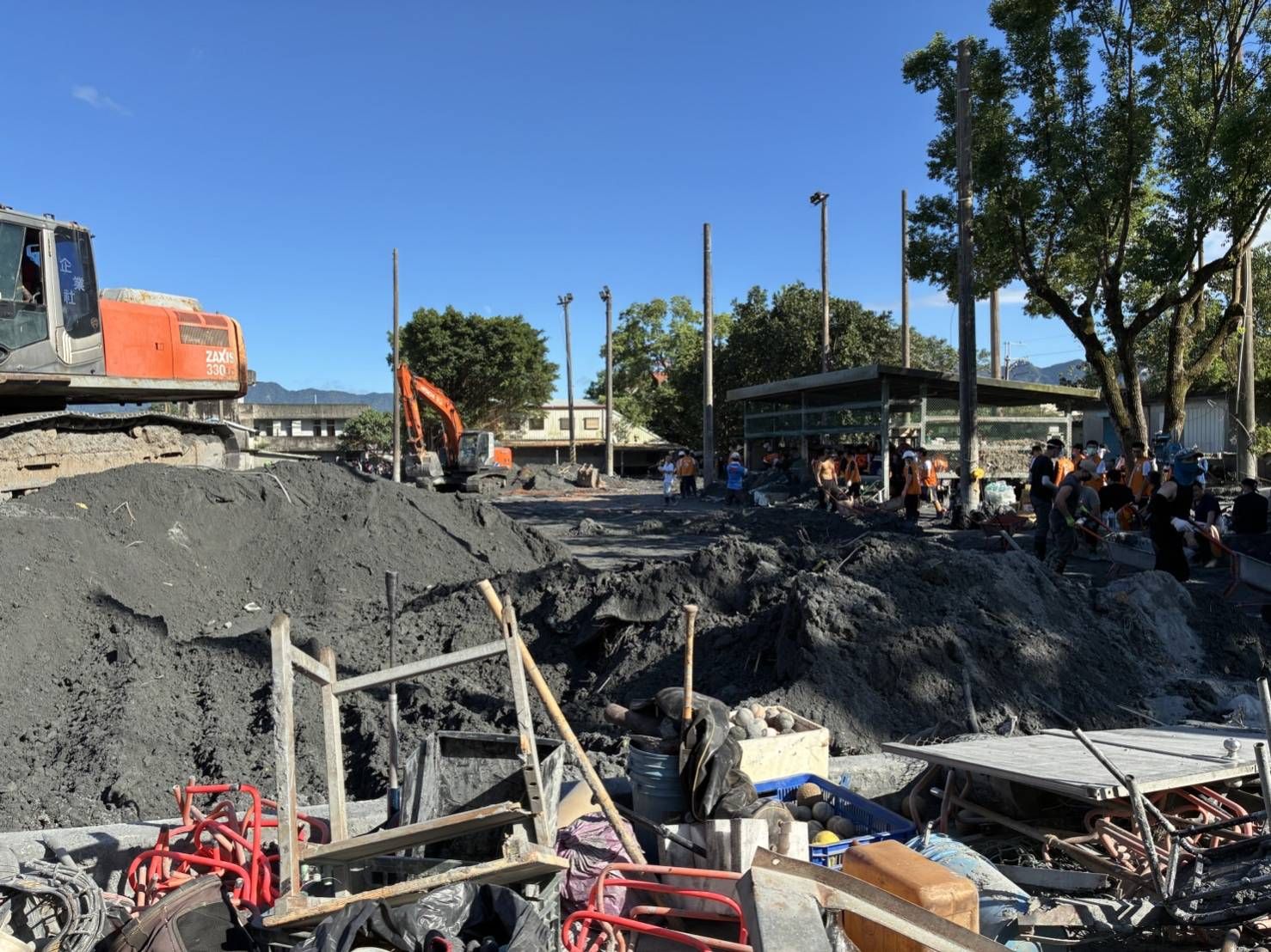 ▲▼運動部鄭世忠次長於光復國中田徑場暸解受損情形；運動部鄭世忠次長與立法院陳瑩委員今(2)日至光復國中傾聽黃建榮校長於棒球場說明受損情形。（圖／運動部提供）