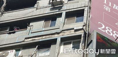 快訊/北市華陰街商圈大樓磚牆掉落!畫面曝光 1人頭被砸中撕裂傷