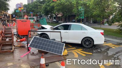 快訊／高雄馬路「砰」巨響！白車衝進施工區　車頭爛毀釀1傷