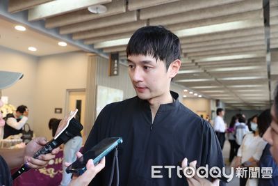 張軒睿全身黑「眼眶泛紅」送阿公最後一程 林義雄告別式現場哀戚