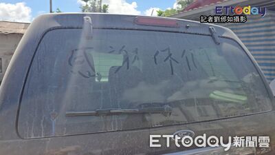 找到親人遺照！白髮男阿偉激動喊：對不起這麼晚才來救你