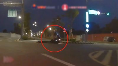 機車騎人行道撞緣石　騎士慘摔翻滾影片曝！虎尾警回應了