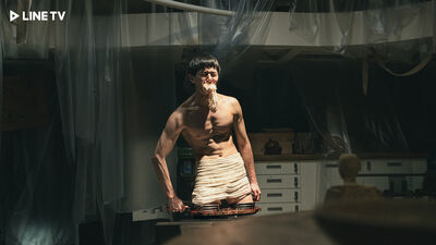 驚悚網漫改編影集！張軒睿裸上身「雙腿遭斬斷」　被前女友囚禁