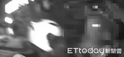 看到警察就掉頭!紅燈右轉還偷丟1包白粉 台南機車男慘了