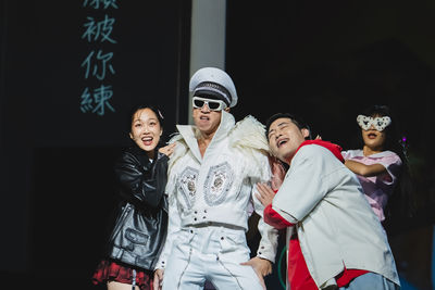 親爸是大咖主持人「驚喜現身台下」　26歲女星苦笑認：很怕他大叫