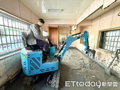 衝光復災區當「鏟子超人」法師開怪手畫面曝　再豪捐1千萬