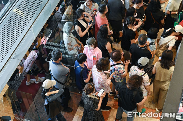 ▲▼新光三越台北南西店周年慶首日，吸引大批消費者排隊等候入場。（圖／記者李毓康攝）