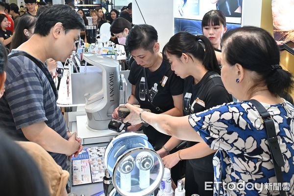 ▲▼新光三越台北南西店周年慶首日，消費者購買美妝保養品。（圖／記者李毓康攝）