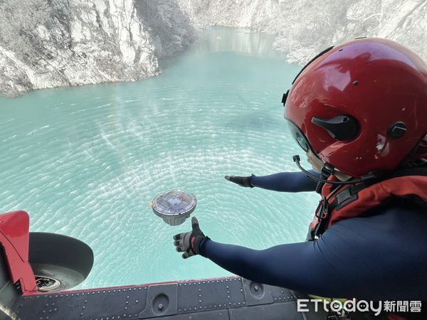 ▲空勤總隊支援林保署探測堰塞湖，出動直升機投放三枚衛星浮標。（圖／記者張君豪翻攝）