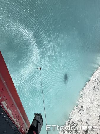 ▲空勤總隊支援林保署探測堰塞湖，出動直升機投放三枚衛星浮標。（圖／記者張君豪翻攝）