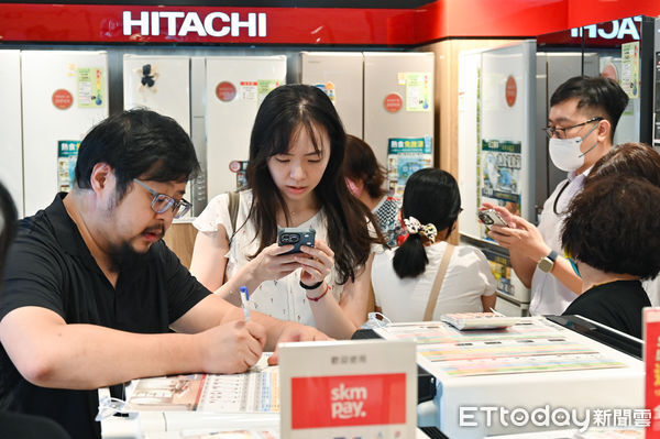 ▲▼新光三越台北南西店周年慶首日，消費者購買家電及3C產品。（圖／記者李毓康攝）