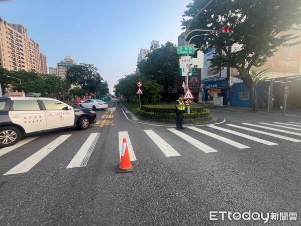 ▲▼高雄馬路「砰」巨響！白車直衝施工區　車頭爛毀釀1傷。（圖／記者賴文萱翻攝）