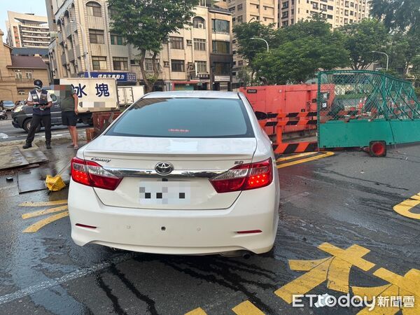 ▲▼高雄馬路「砰」巨響！白車直衝施工區　車頭爛毀釀1傷。（圖／記者賴文萱翻攝）