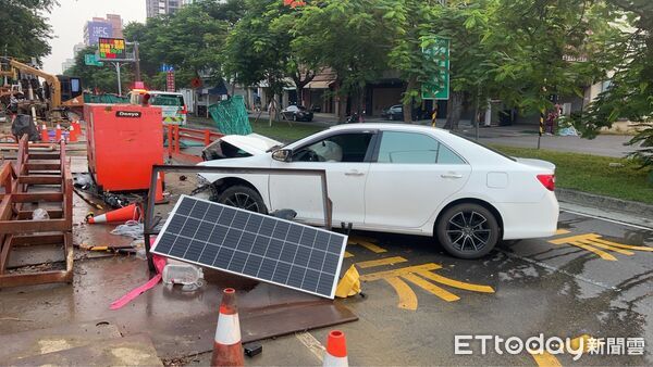▲▼高雄馬路「砰」巨響！白車直衝施工區　車頭爛毀釀1傷。（圖／記者賴文萱翻攝）