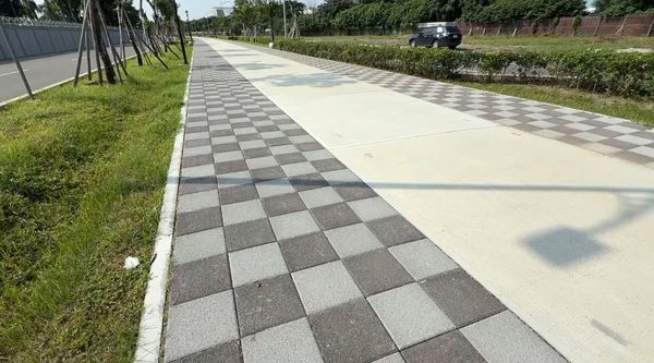 ▲虎尾高鐵特區昨日一名機車騎士行駛於人行道撞上石緣翻車   。（圖／翻攝WoWtchout - 地圖型行車影像分享平台）