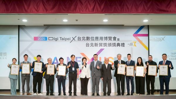 ▲2025新貿獎頒獎典禮，10家金獎企業與貴賓合影，左6起數位發展部數位產業署李楷元副組長、台北市政府王玉芬副秘書長、台北市政府產業發展局陳俊安局長、台北市進出口公會黃文榮秘書長。（圖／台北市政府產發局）