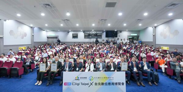 ▲2025Digi TaipeiX台北數位應用博覽會盛大開幕，貴賓及參與者大合照，活動現場湧入超過400位與會者共襄盛舉。（圖／台北市政府產發局）